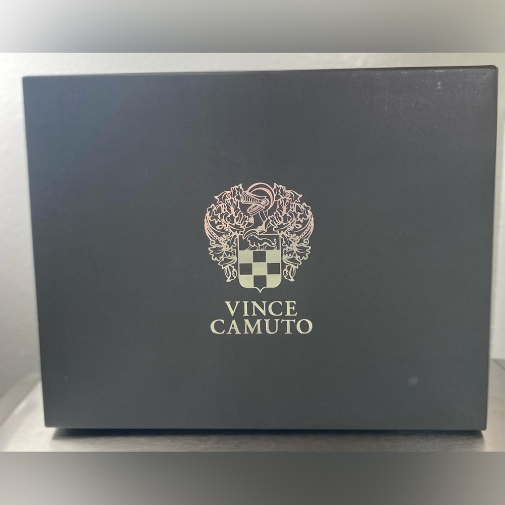 VINCE CAMUTO..WOMENS White Wedge Sandals with Gold Accents - Picture 14 of 15